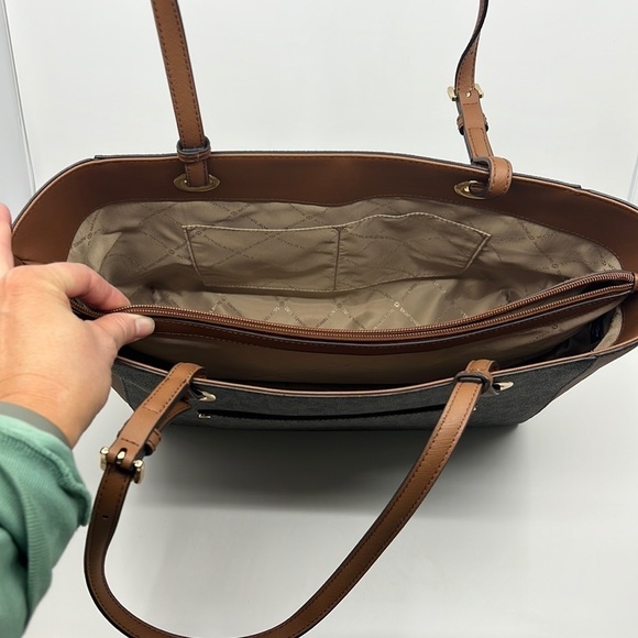 ✨NWT! Michael Kors Medium Walsh Tote in Brown Saffiano Leather. - Picture 7 of 11